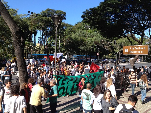 Manifestantes se concentram em frente à Prefeitura de Belo Horizonte. (Foto: Pedro Ângelo/G1)