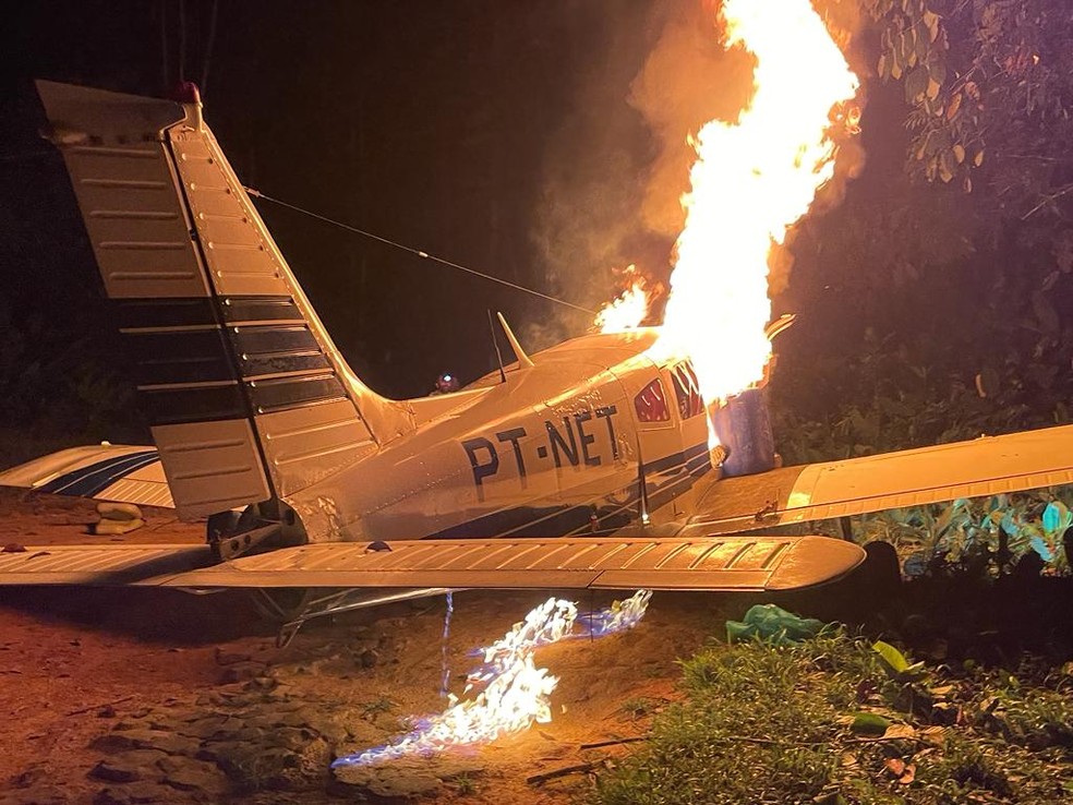 Aeronave foi destruída na pista de pouso clandestina — Foto: Ibama/Divulgação