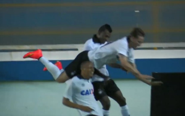 E o vento levou? Zagueiro do Furacão tenta celebrar gol de colega e cai feio