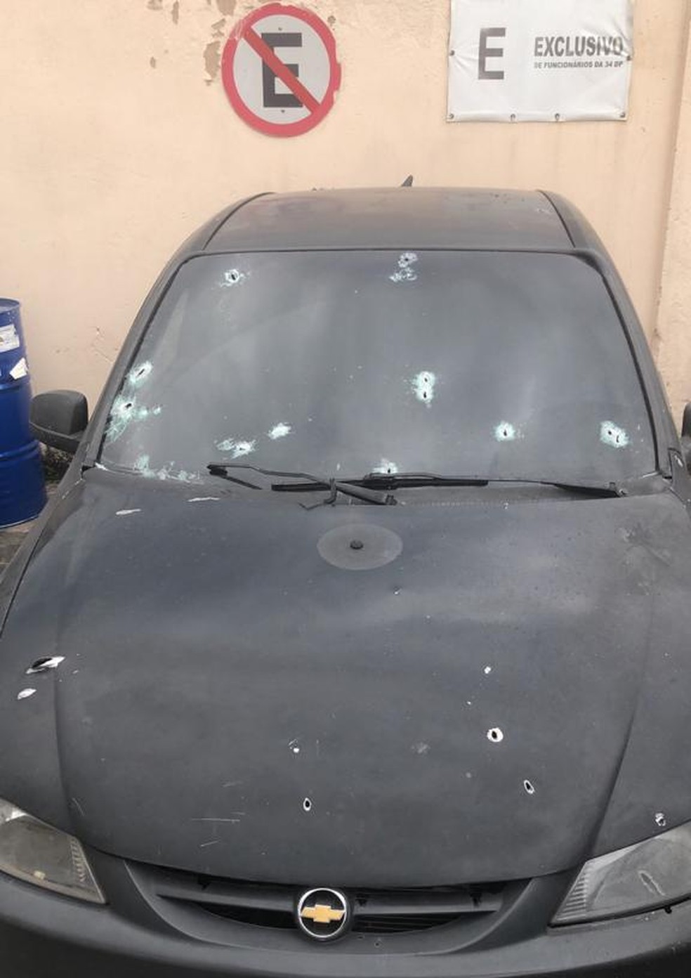 Carro ficou com diversas marcas de tiro depois de tiroteio em Bangu — Foto: Reprodução