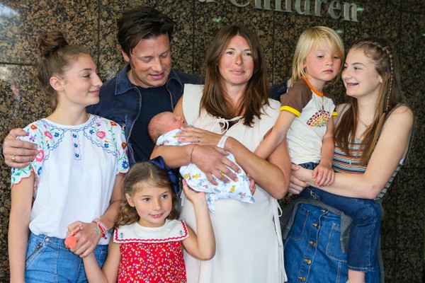 Jamie Oliver e Jools Oliver com os filhos após o nascimento do caçula em 2016 (Foto: Getty Images)