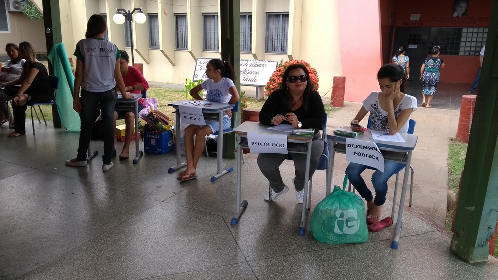 Voluntários fizeram serviços gratuitos para a população carente (Foto: Rogério Aderbal/G1)