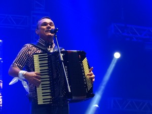 Músico Amazan cantou sucessos antigos e canções do novo cd (Foto: Paula Cavalcante/ G1)