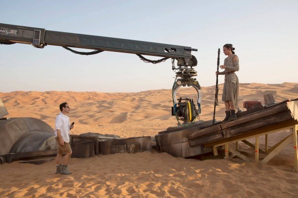 JJ Abrams no set desértico do novo 'Star Wars' (Foto: Divulgação)