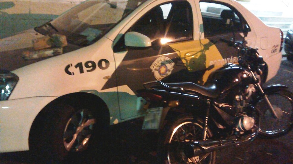 Motocicleta usada pela dupla também foi apreendida  (Foto: Polícia Militar Rodoviária/Divulgação)