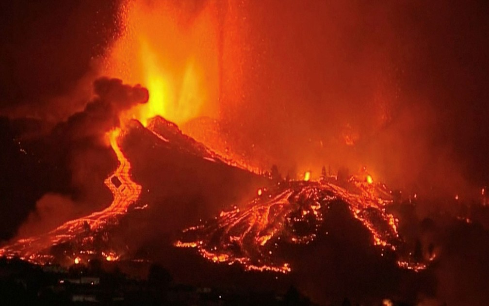  Lava é expelida de vulcão no parque nacional Cumbre Vieja em El Paso, na ilha de La Palma, no domingo (19) — Foto: FORTA/Handout via Reuters