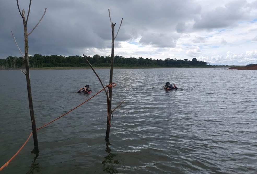 Bombeiros procuram corpo de caseiro que se afogou após cair de barco no Rio Teles Pires em MT — Foto: CBM/MT