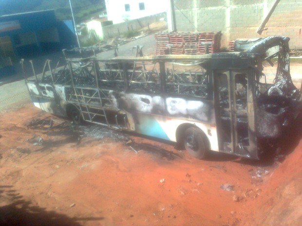 ônibus foi incendiado (Foto: Divulgação/VC no MGTV)