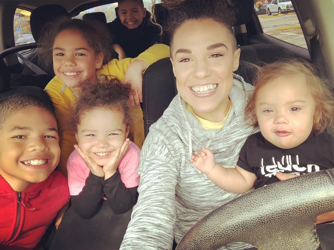 Amber e os cinco filhos (Foto: Reprodução Instagram)