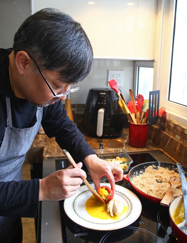 Lee finaliza a receita de moqueca com ingredientes tradicionalmente descartados (assista a receita completa acima) (Foto: Marcelo Navarro/Editora Globo)