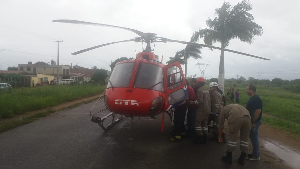 Sargento que ficou ferido em acidente entre viatura dos bombeiros e carreta, em Condado, na Zona da Mata Norte, foi levado de helicóptero para o Hospital da Restauração (HR), no Recife — Foto: Corpo de Bombeiros/Divulgação