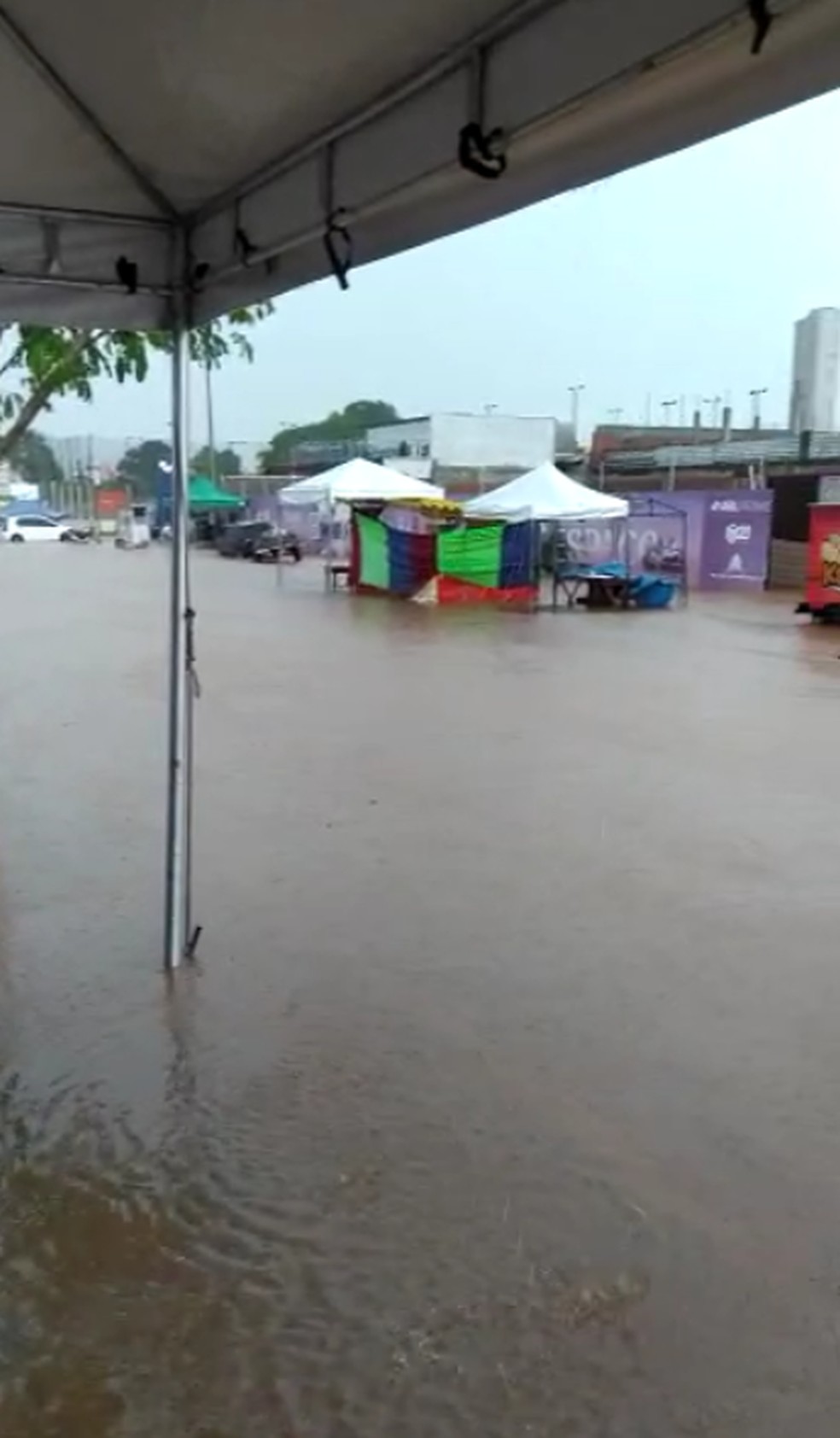 Situação em que ficou a Via lago neste sábado (18) — Foto: Reprodução