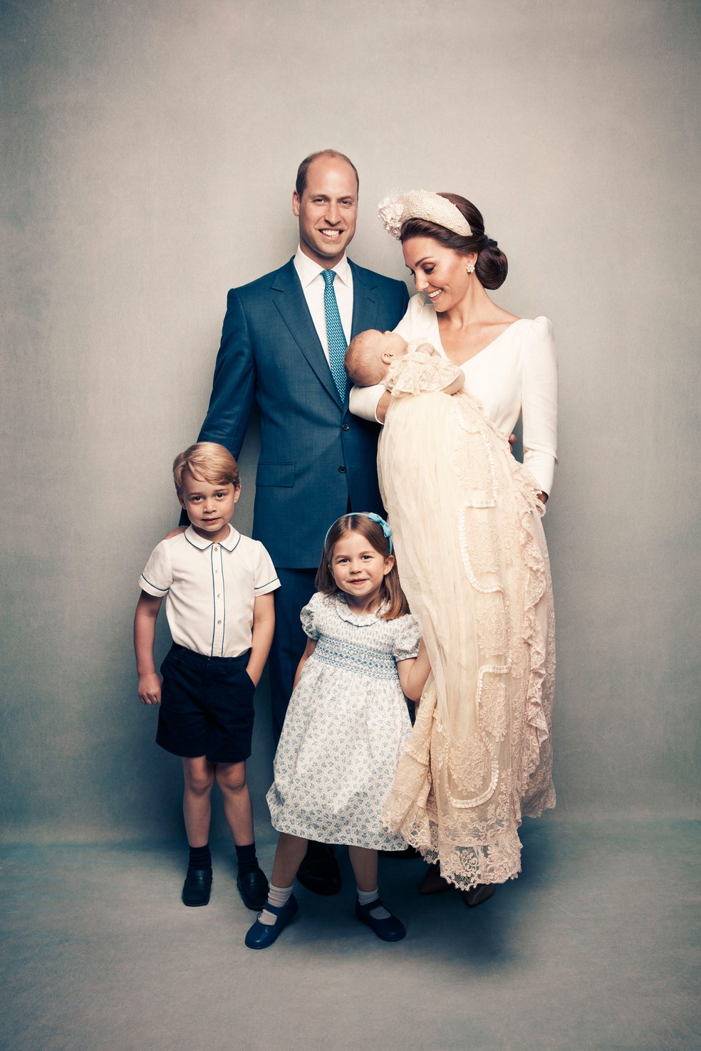 Duque e duquesa de Cambridge posam para foto com seus três filhos: príncipe Louis (no colo), príncipe George e princesa Charlotte (Foto: Matt Holyoak/Camera Press/Duke and Duchess of Cambridge via AP)