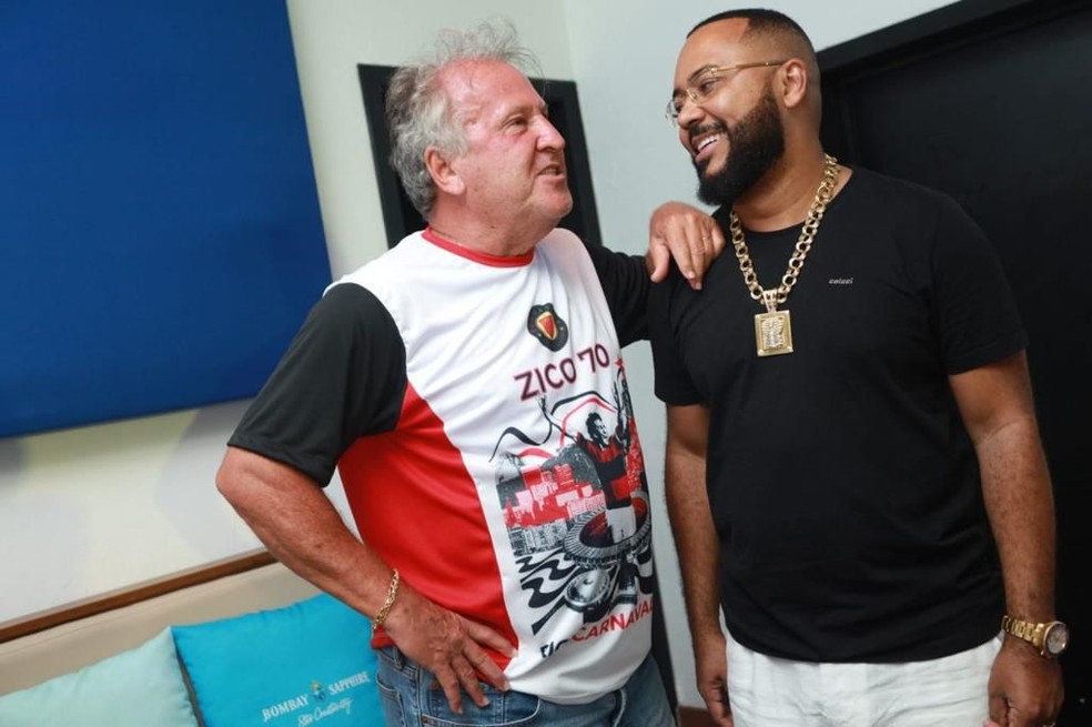 Zico e Dudu Nobre em bloco de carnaval em homenagem ao &iacute;dolo do Flamengo &mdash; Foto: Reprodu&ccedil;&atilde;o