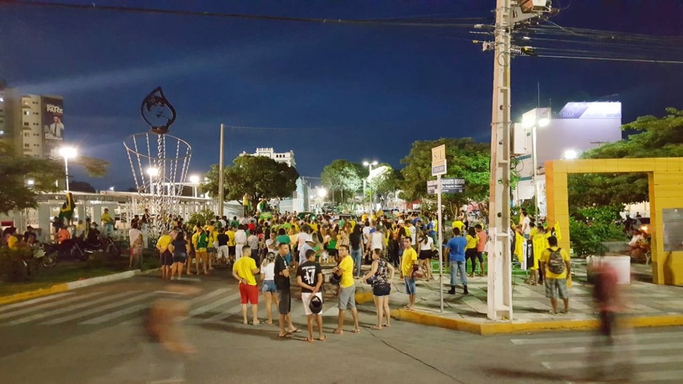 MOSSORÓ, 17h48: Cerca de 2.200 manifestantes ocuparam a praça da Estação das Artes logo após a carreata, segundo a organização do ato — Foto: Sara Cardoso/Inter TV Costa Branca
