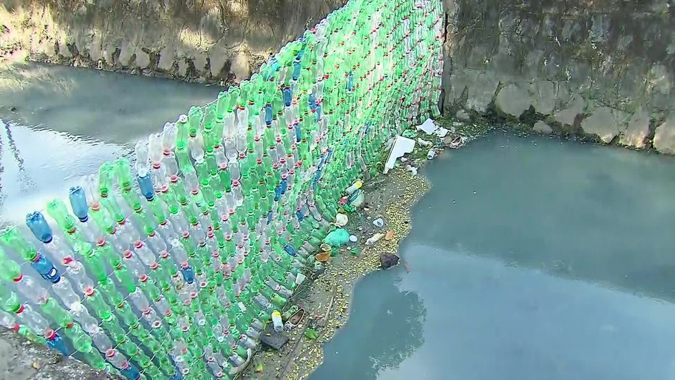 Barreira de garrafas foi colocada em canal na Zona Norte do Recife — Foto: Reprodução/TV Globo