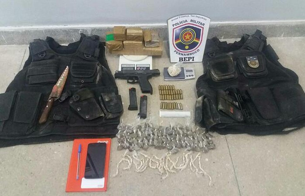 Coletes, pistola e drogas foram encontradas dentro da resid&ecirc;ncia do suspeito (Foto: Divulga&ccedil;&atilde;o/Bepi)
