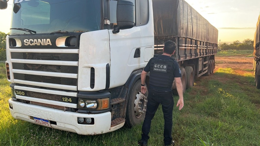 Caminhão era usado para transporte dos produtos furtados  — Foto: Polícia Civil
