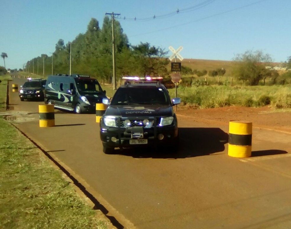Momento em que v&atilde; com presos chega sob escola no Pres&iacute;dio Federal, em Campo Grande (Foto: Jeferson Ageitos/TV Morena)