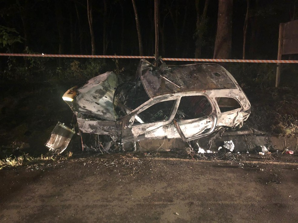 Carro da polícia pegou fogo após batida, em Paranacity. — Foto: Divulgação/PRE