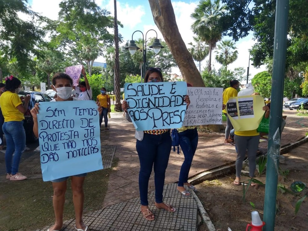 Familiares de detentos realizaram o protesto nesta segunda-feira (18) no Centro de Teresina — Foto: Divulgação
