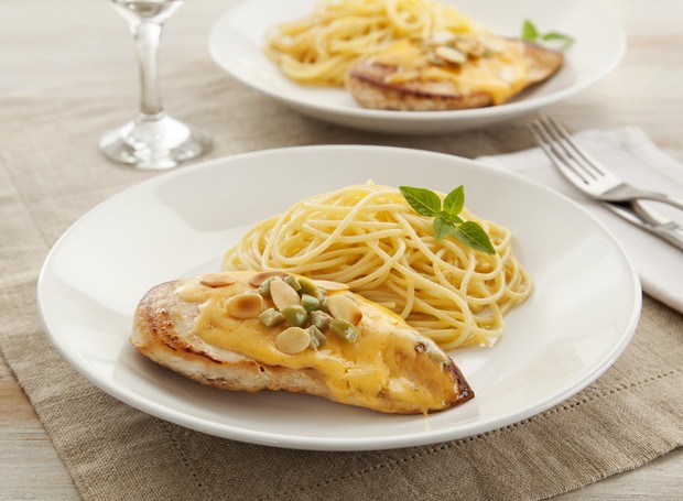 Uma sugestão de acompanhamento para o frango ao queijo reino é o espaguete na manteiga (Foto: Marca Tirolez / Divulgação)