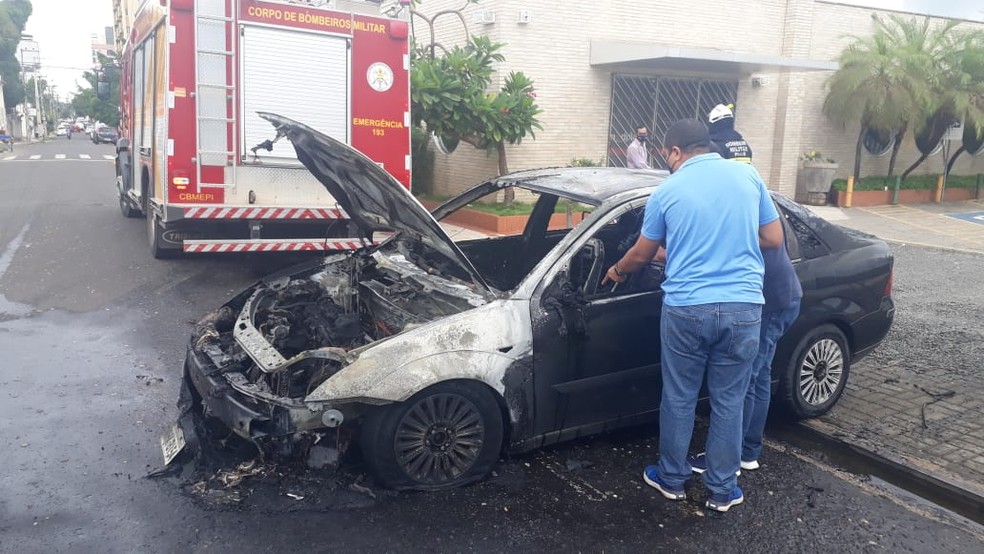 Carro ficou parcialmente destruído após incêndio — Foto: Reprodução/Redes sociais