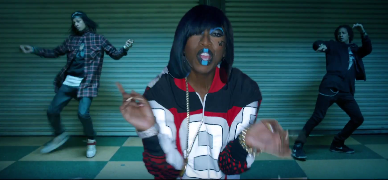 Missy Elliott exibe uma série de looks street e maquiagens divertidas no clipe (Foto: Reprodução)