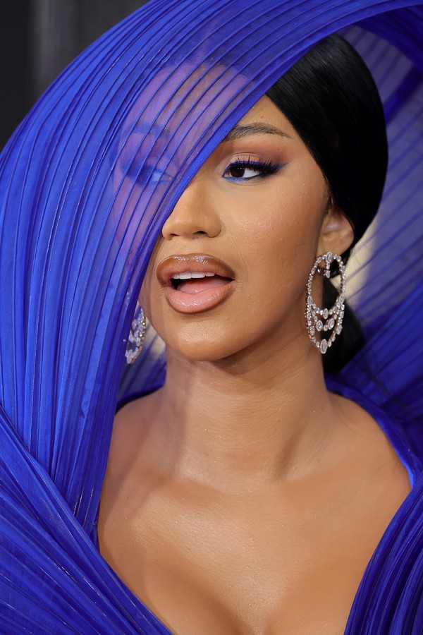 Cardi B arrasa com produção vaporosa no Grammy Awards 2023 | Moda | Glamour