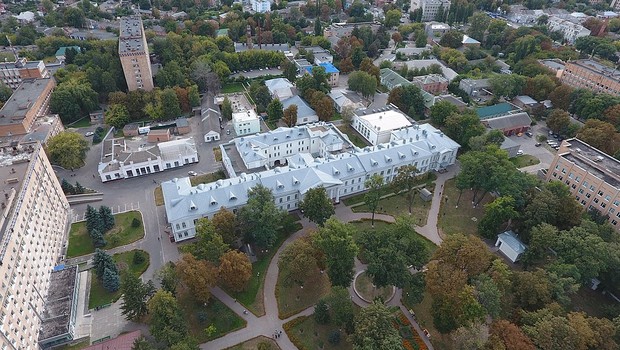 Vista aérea do Park Regional Hospital, em Poltava, na Ucrânia, em 2016 (Foto: Максим Бондаревский, CC BY-SA 4.0 <https://creativecommons.org/licenses/by-sa/4.0>, via Wikimedia Commons)