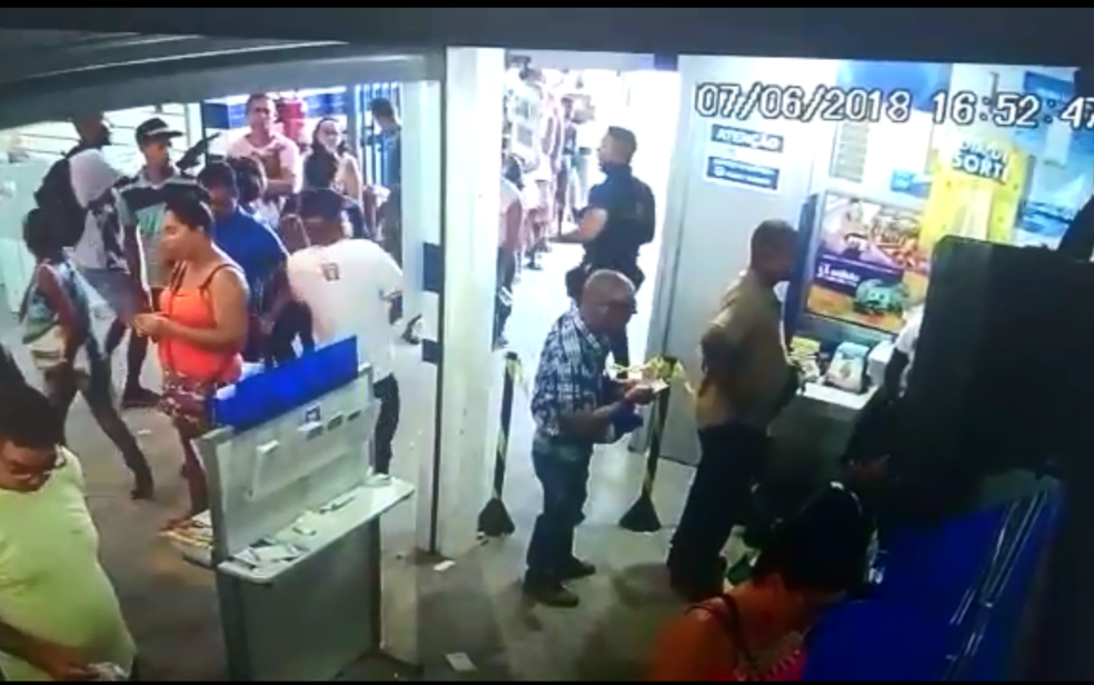 Suspeitos trocaram tiros com funcionários de carro-forte (Foto: Reprodução/TV Bahia)