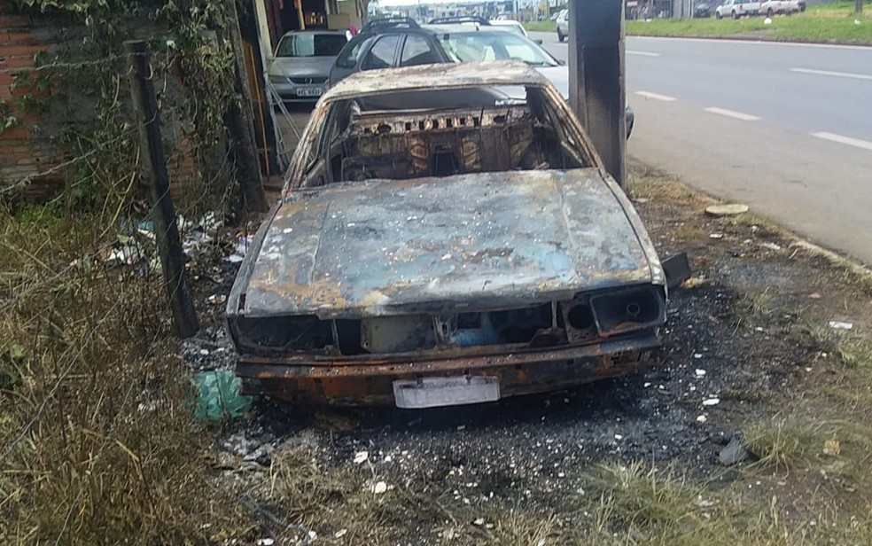 Carro de Alcione Galvão de Oliveira pegou fogo em oficina em Aparecida de Goiânia, Goiás — Foto: Arquivo pessoal/Alcione Galvão de Oliveira 