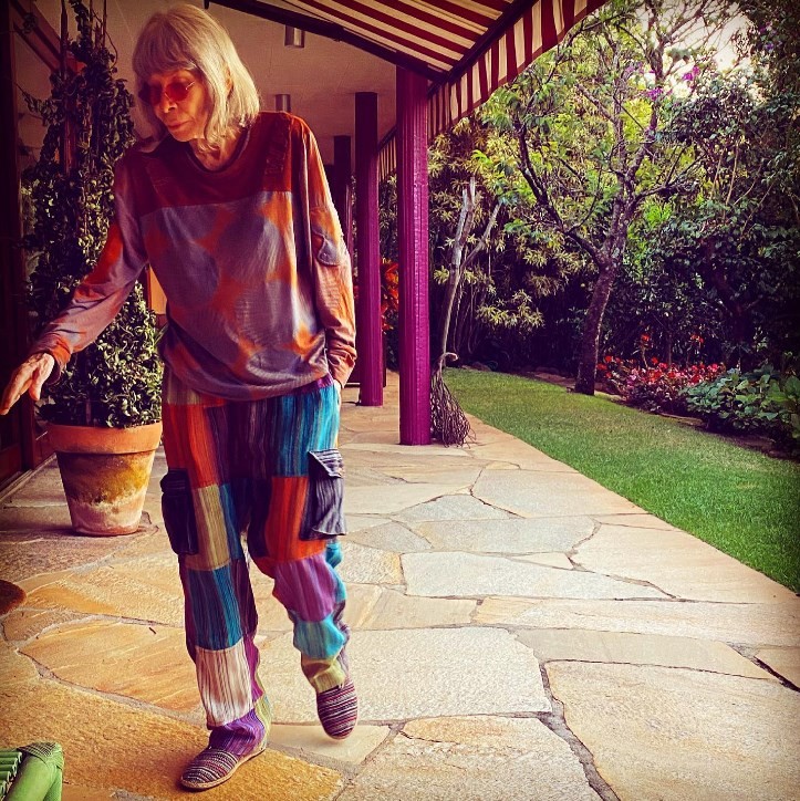Rita Lee em sua varanda — Foto: Reprodução/Instagram