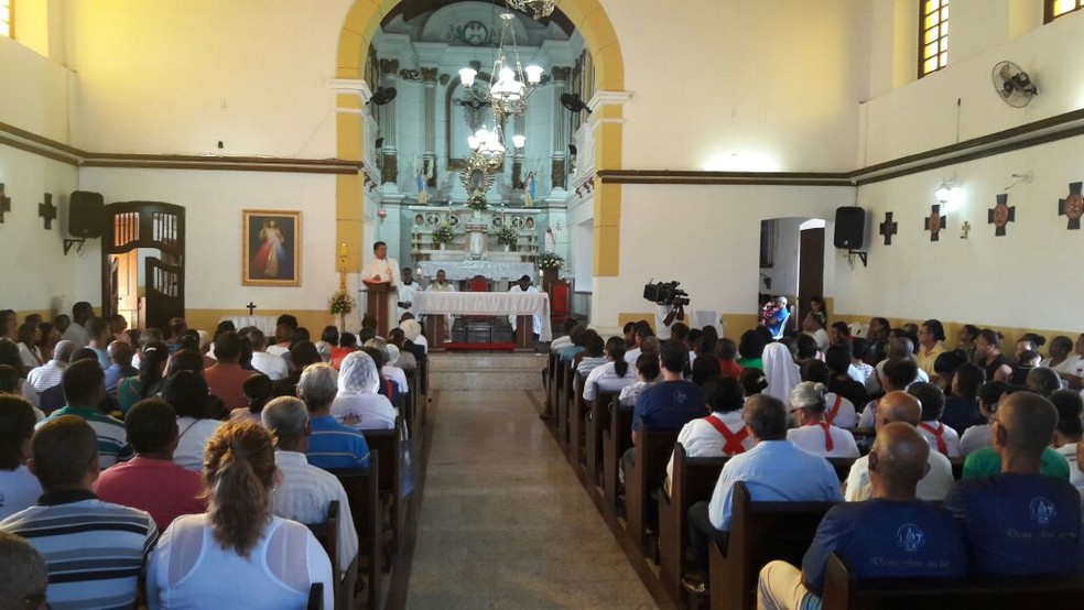 Missa de sétimo dia do artista plástico Manoel Arnaldo dos Santos Filho (Foto: Vanderson Nascimento/TV Bahia)