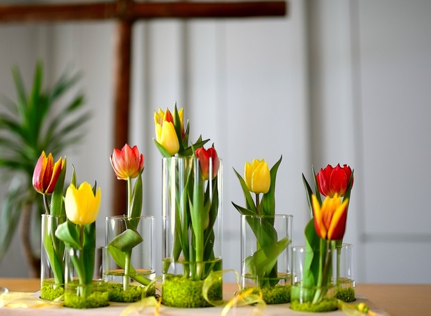 Vasinhos com tulipas são ótimos para decorar eventos, como casamentos e festas de aniversário (Foto: Pixabay/Congerdesign/CreativeCommons)