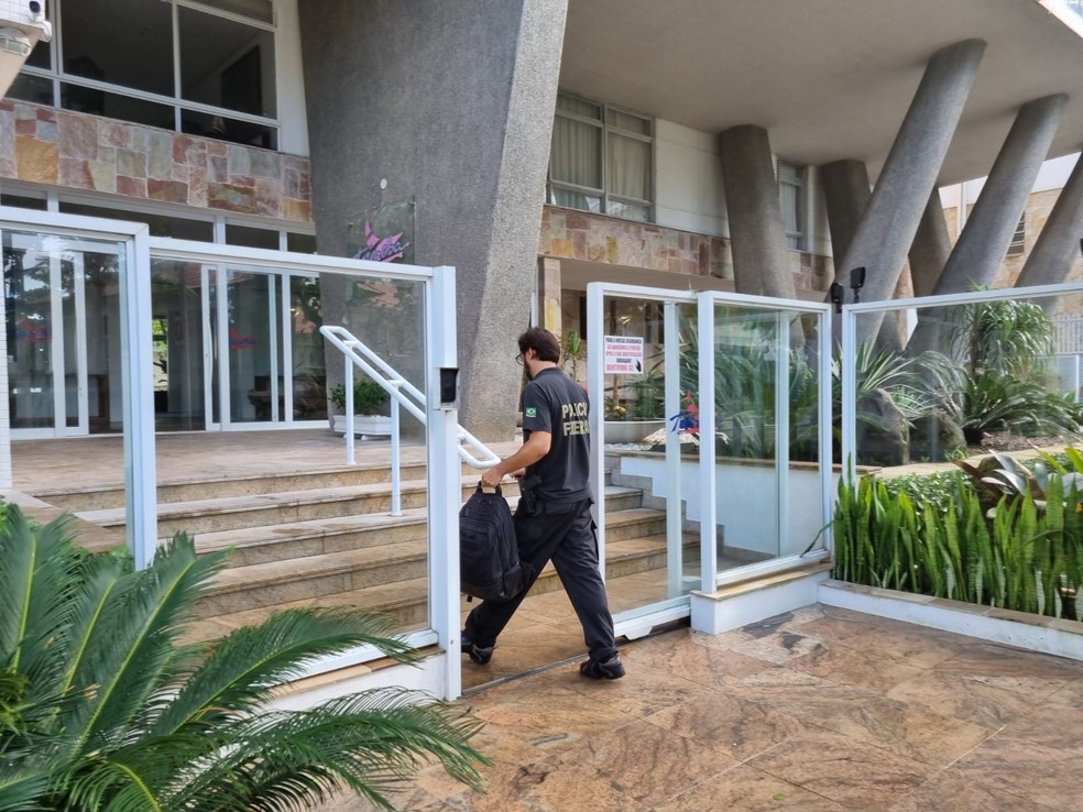 Polícia Federal cumpriu mandados de busca e apreensão na casa do prefeito de Guarujá, Válter Suman — Foto: Nina Barbosa/g1