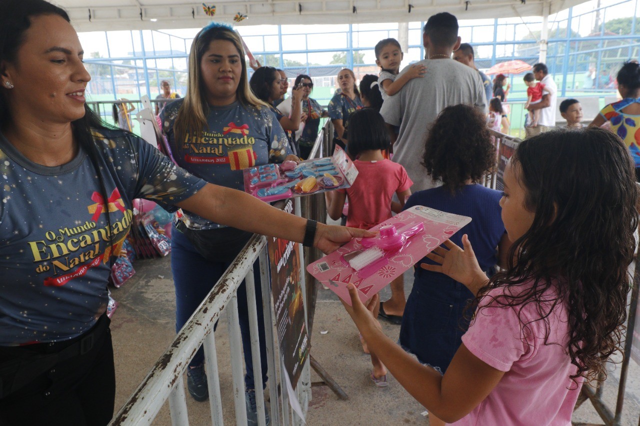 Crianças do bairro Colônia Terra Nova, em Manaus, recebem brinquedos do projeto 'Natal Itinerante'
