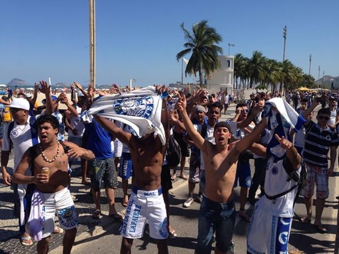 Invasão de torcedores do Cruzeiro para o trânsito na praia do Leme