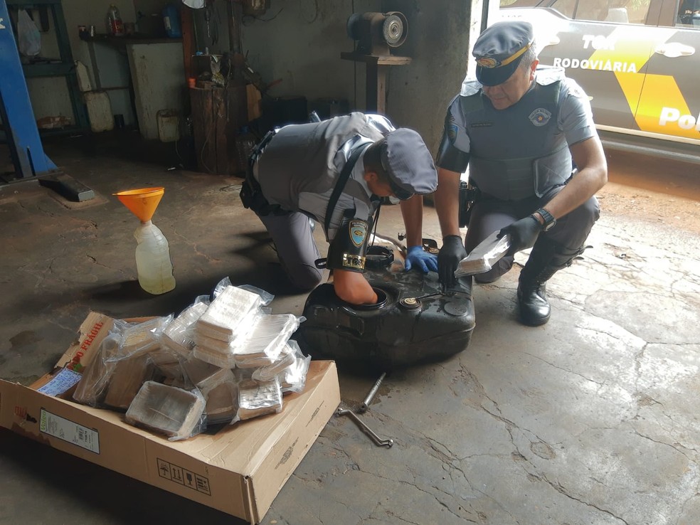 Polícia Rodoviária Estadual encontrou tijolos de cocaína escondidos dentro tanque de combustíveis em Castilho — Foto: Divulgação/Polícia Rodoviária Estadual de Araçatuba 
