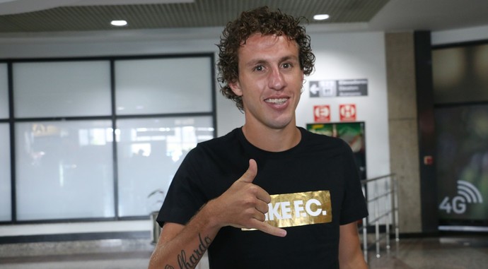 Galhardo desembarca no RS para assinar com o Grêmio e subir a Serra