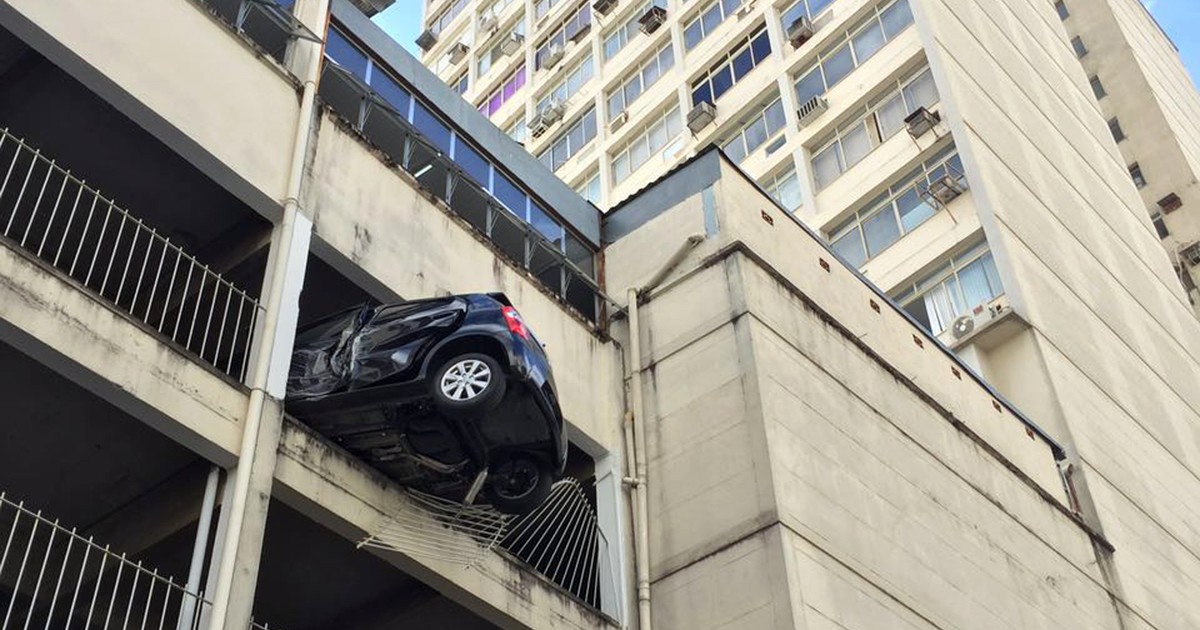 Motorista cochila e carro fica pendurado no estacionamento