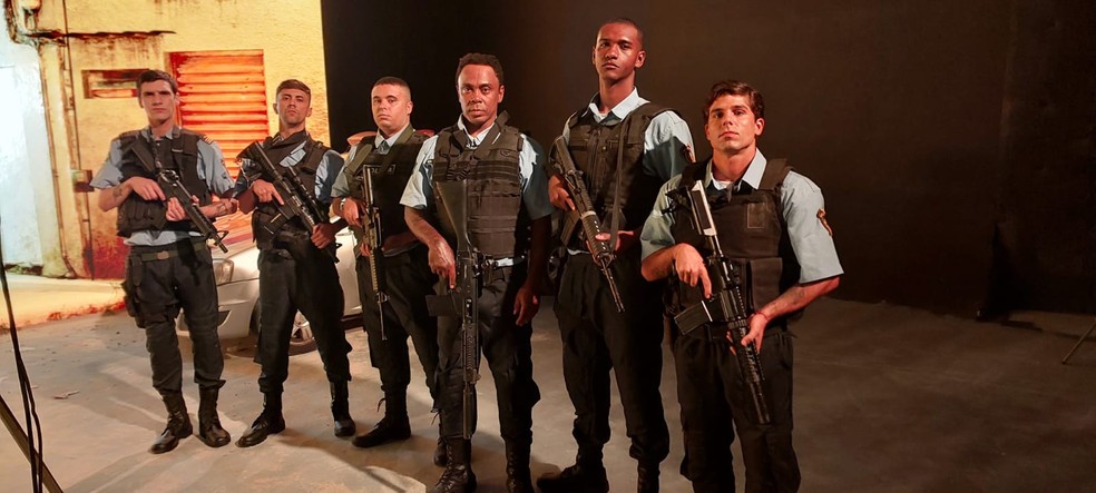 Atores do Instituto Arteiros, da Cidade de Deus, interpretam os policiais da UPP da Rocinha no documentário. — Foto: Divulgação