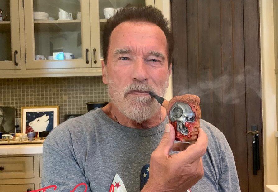 Arnold Schwarzenegger posa com o cachimbo do Exterminador do Futuro que ganhou de um fã (Foto: reprodução)