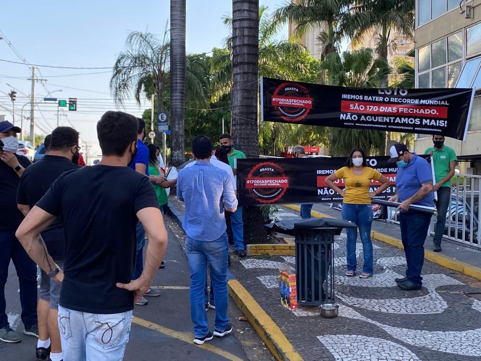 Comerciantes defendem abertura de bares e restaurantes em Presidente Prudente até as 22h — Foto: Bill Paschoalotto/TV Fronteira