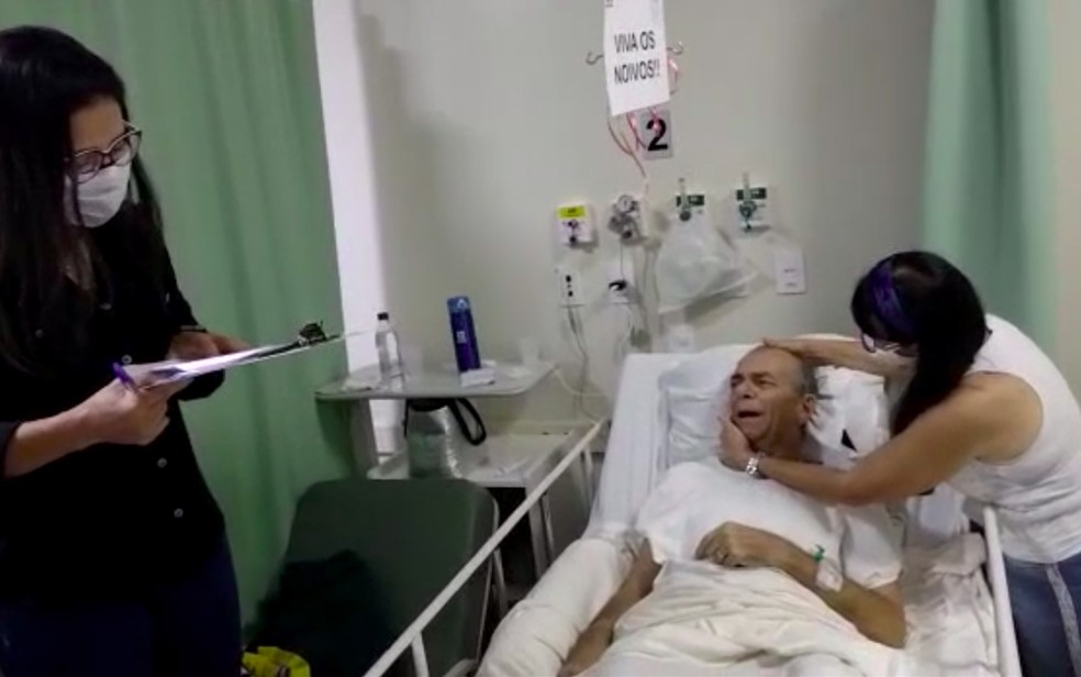 Rafael se emociona após dizer sim à Maria durante cerimônia de casamento na Santa Casa de Sertãozinho, SP — Foto: Arquivo pessoal