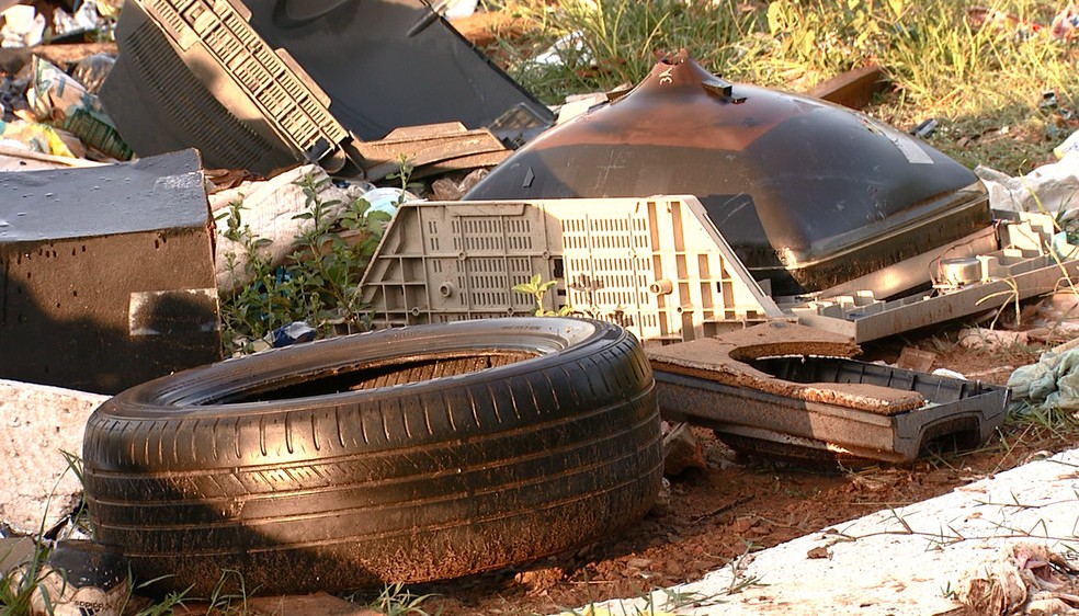 Local na Avenida M39 está repleto de entulho em Rio Claro (Foto: Reprodução/EPTV)