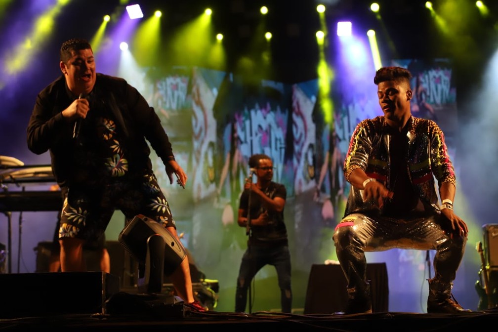 Cantor do Trio da Huanna danÃ§a com fÃ£ no palco do Festival de Inverno Bahia â€” Foto: LaÃ©rcio Lacerda