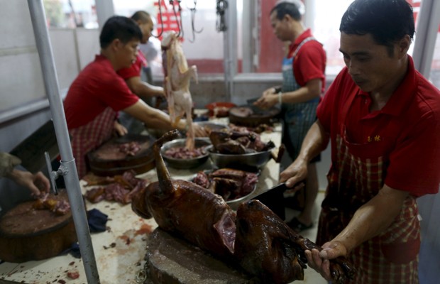 Cozinheiros cortam a carne do cachorro em restaurante de Yulin, na China (Foto: Kim Kyung-Hoon/Reuters)
