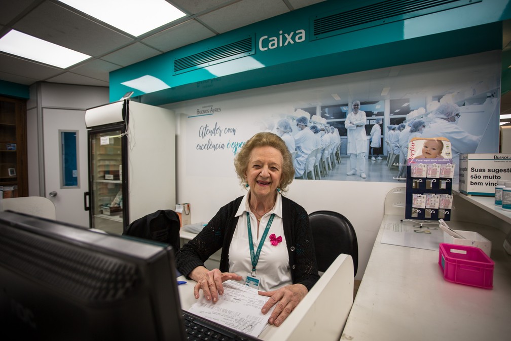 Dilma Stanisci, de 81 anos, é caixa na farmácia de manipulação Buenos Aires, em São Paulo: 'Não quero ficar em casa'. — Foto: Fabio Tito/G1