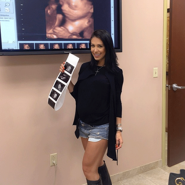 Bella Falconi mostra o ultrassom. Que alegria, não é? (Foto: Reprodução/ Instagram)